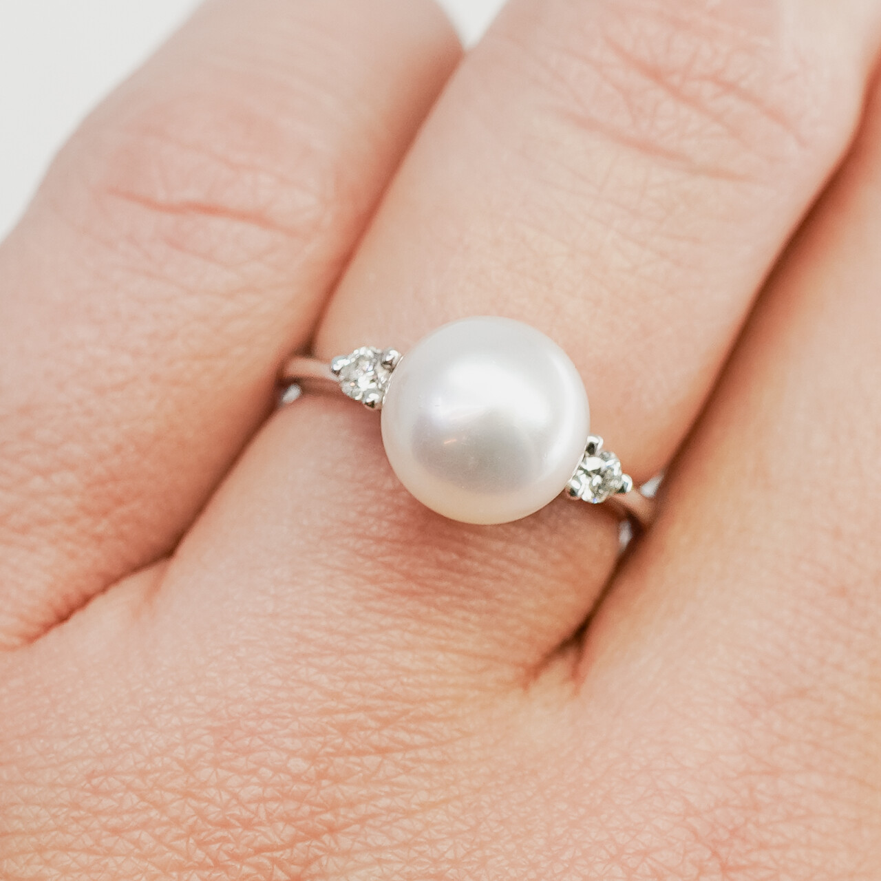 18ct White Gold South Sea Pearl & Diamond Ring Val $2420 Size J 1/2 #47799 18ct White Gold South Sea Pearl & Diamond Ring Val $2420 Size J 1/2 #47799 - Image 2