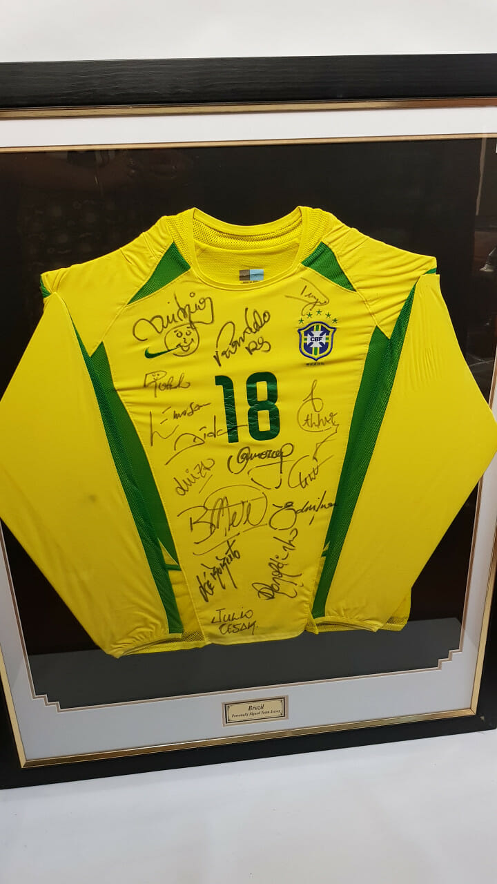 BRAZIL JERSEY NO.18 SIGNED BY BRAZILIAN FOOTBALL TEAM 2003 ('02 WORLD CUP) #45768