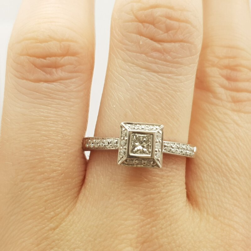 18ct White Gold Princess Cut Diamond Cluster Ring Val $2485 Size Q #25704