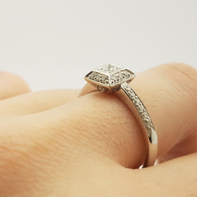18ct White Gold Princess Cut Diamond Cluster Ring Val $2485 Size Q #25704
