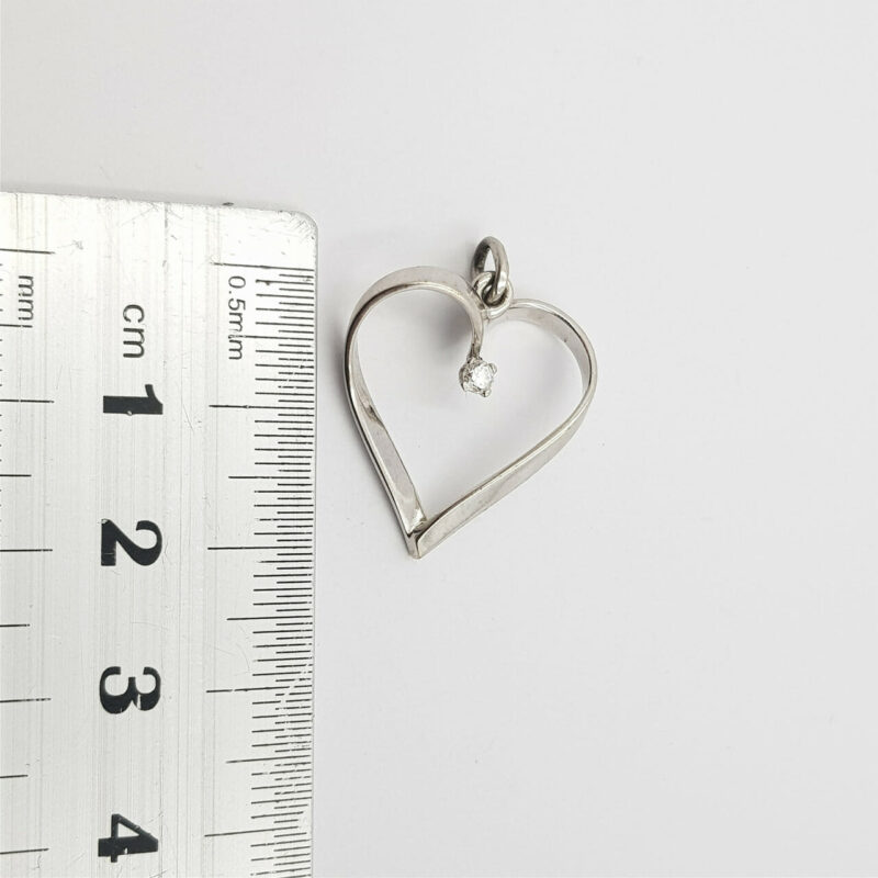 9CT 1.8GR WHITE GOLD DIAMOND LOVE HEART PENDANT #1000 **