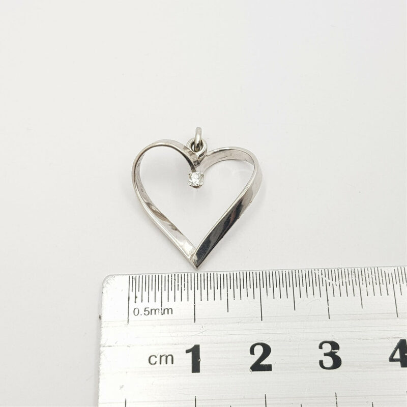 9CT 1.8GR WHITE GOLD DIAMOND LOVE HEART PENDANT #1000 **