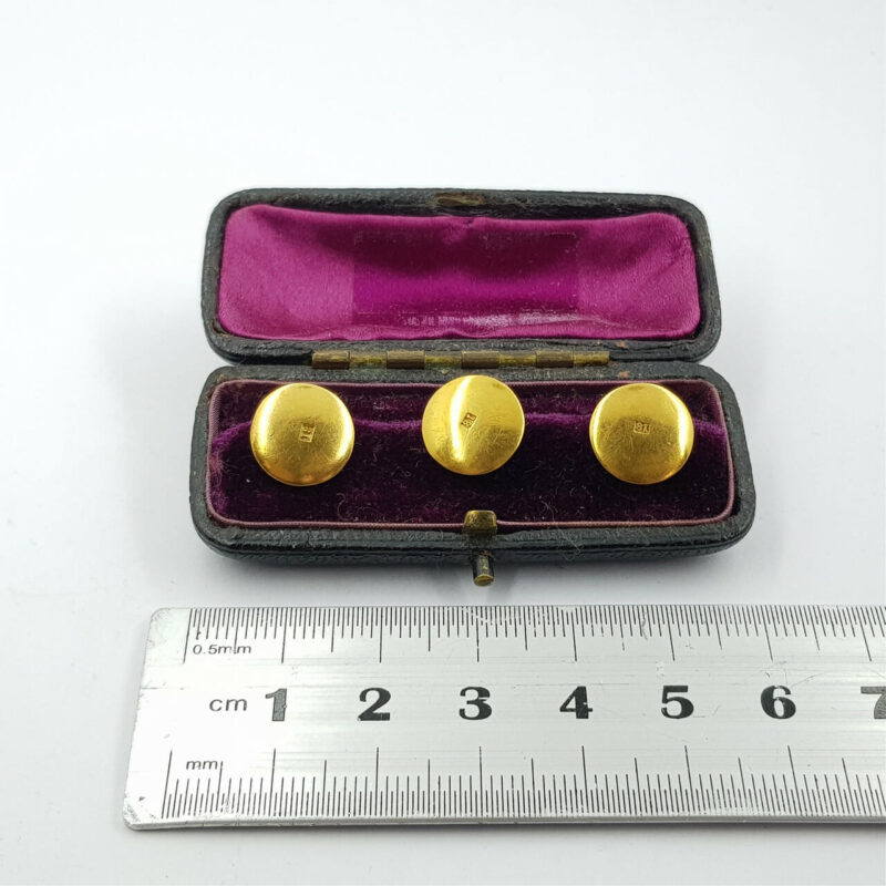 3X 18CT VINTAGE YELLOW GOLD BUTTONS 4.2GR - IN CASE #44726