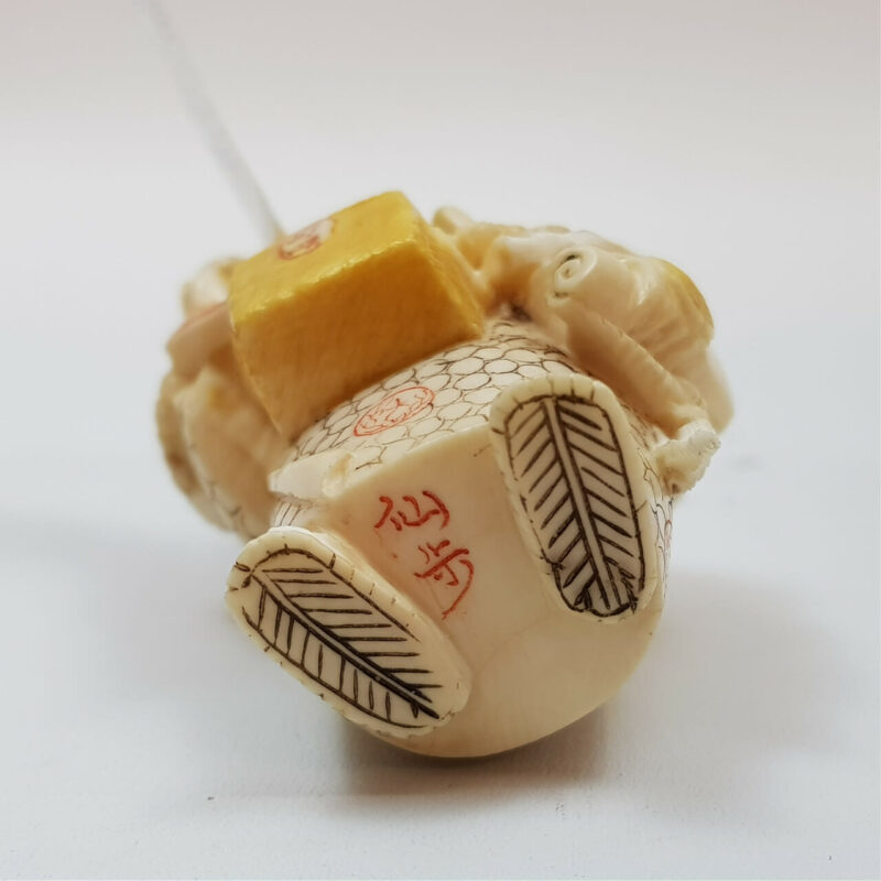 ANTIQUE BEAUTIFUL JAPANESE SIGNED HAND CARVED NETSUKE #46497