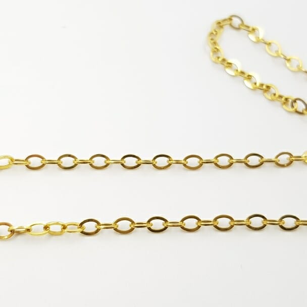 This picture highlights the cable gold necklace link designs.