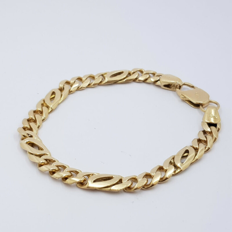 This classic figaro link bracelet is made from 18ct yellow gold.