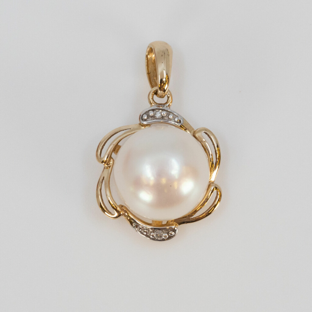9ct Yellow Gold Mabe Pearl & Diamond Pendant #60412 9ct Yellow Gold Mabe Pearl & Diamond Pendant #60412