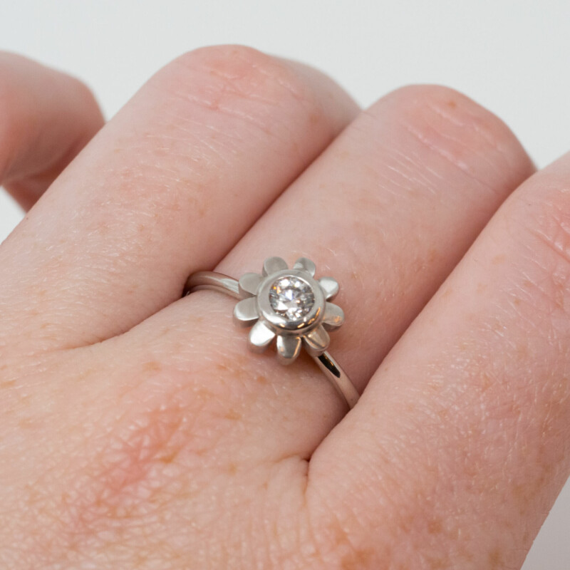 18ct White Gold Diamond Flower Ring Size N 1/2 Val $2400 #59779