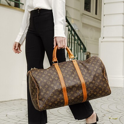 Lady holding a Louis Vuitton Keepall 50 bag