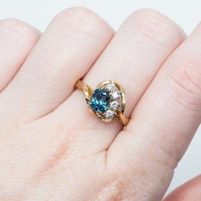 18ct Yellow Gold Light Blue Sapphire Diamond Ring Size M #62061