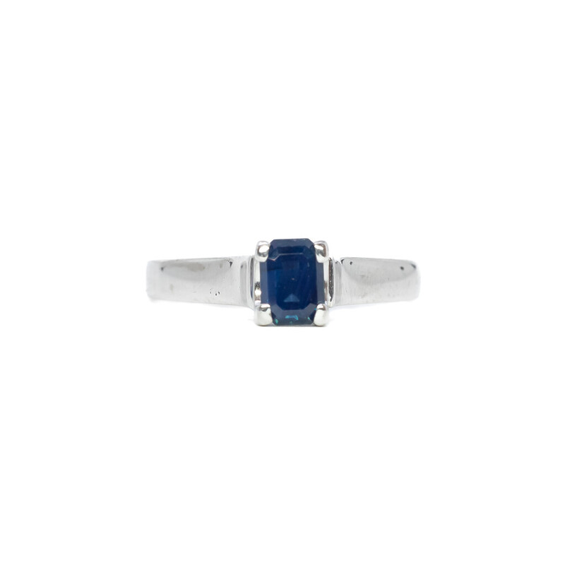 18ct White Gold Blue Sapphire Emerald Cut Ring Size R #62065