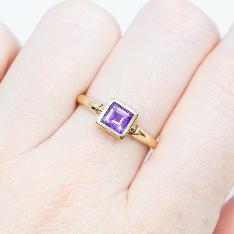 9ct Yellow Gold Amethyst Ring Size M #61996