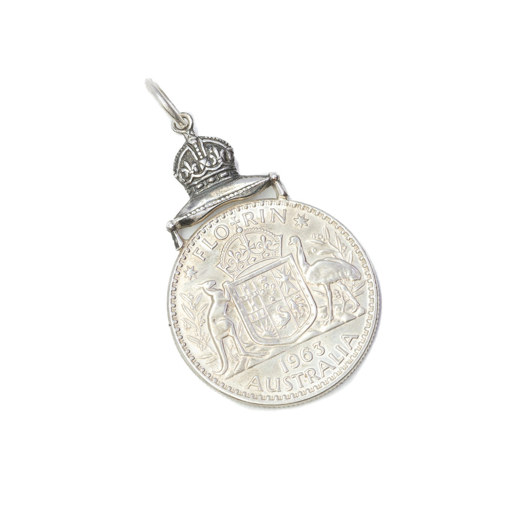 Vintage Sterling Silver Crown Pendant with 1963 Australia Florin #63240 Vintage Sterling Silver Crown Pendant with 1963 Australia Florin #63240 - Image 2