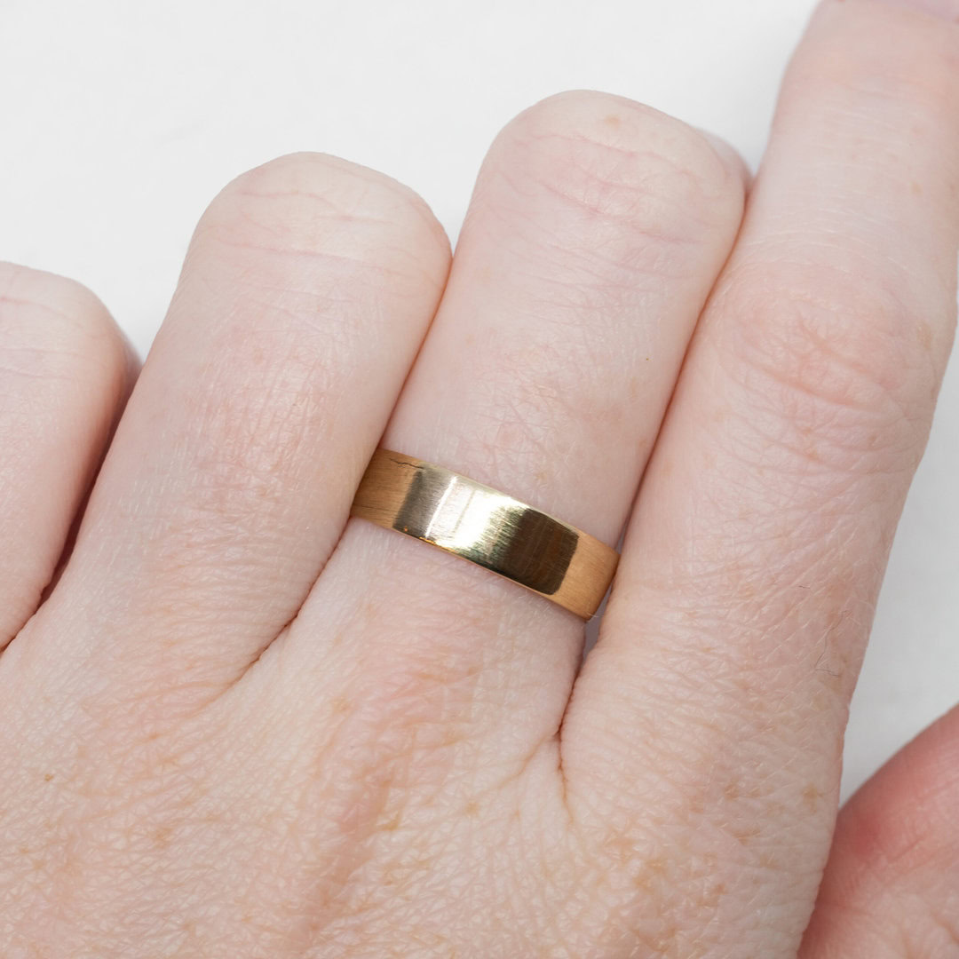 9ct Yellow Gold Brushed Wide Band Ring Size M #63115 9ct Yellow Gold Brushed Wide Band Ring Size M #63115 - Image 2