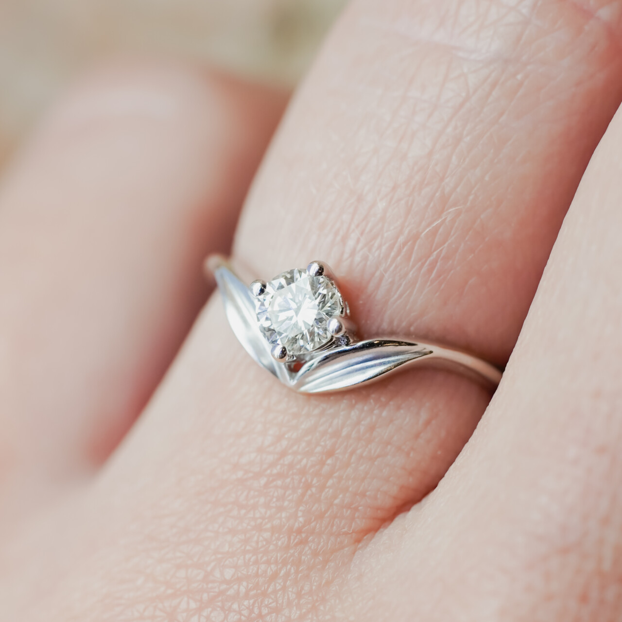 18ct White Gold 0.35ct Diamond Solitaire Ring Leaf Design Size J 1/2 #64667 18ct White Gold 0.35ct Diamond Solitaire Ring Leaf Design Size J 1/2 #64667 - Image 2
