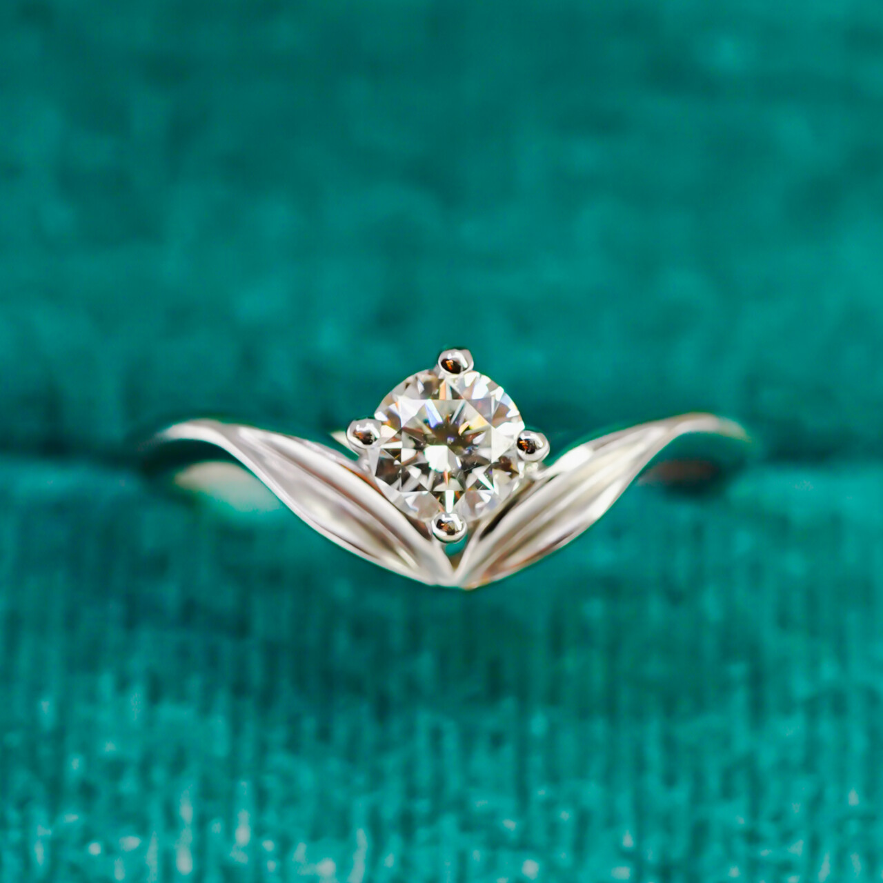 18ct White Gold 0.35ct Diamond Solitaire Ring Leaf Design Size J 1/2 #64667 18ct White Gold 0.35ct Diamond Solitaire Ring Leaf Design Size J 1/2 #64667 - Image 3