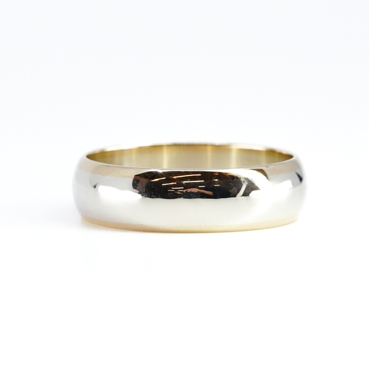 9ct White Gold Band with Yellow Edges Ring Size R 1/2 #63675 9ct White Gold Band with Yellow Edges Ring Size R 1/2 #63675 - Image 3
