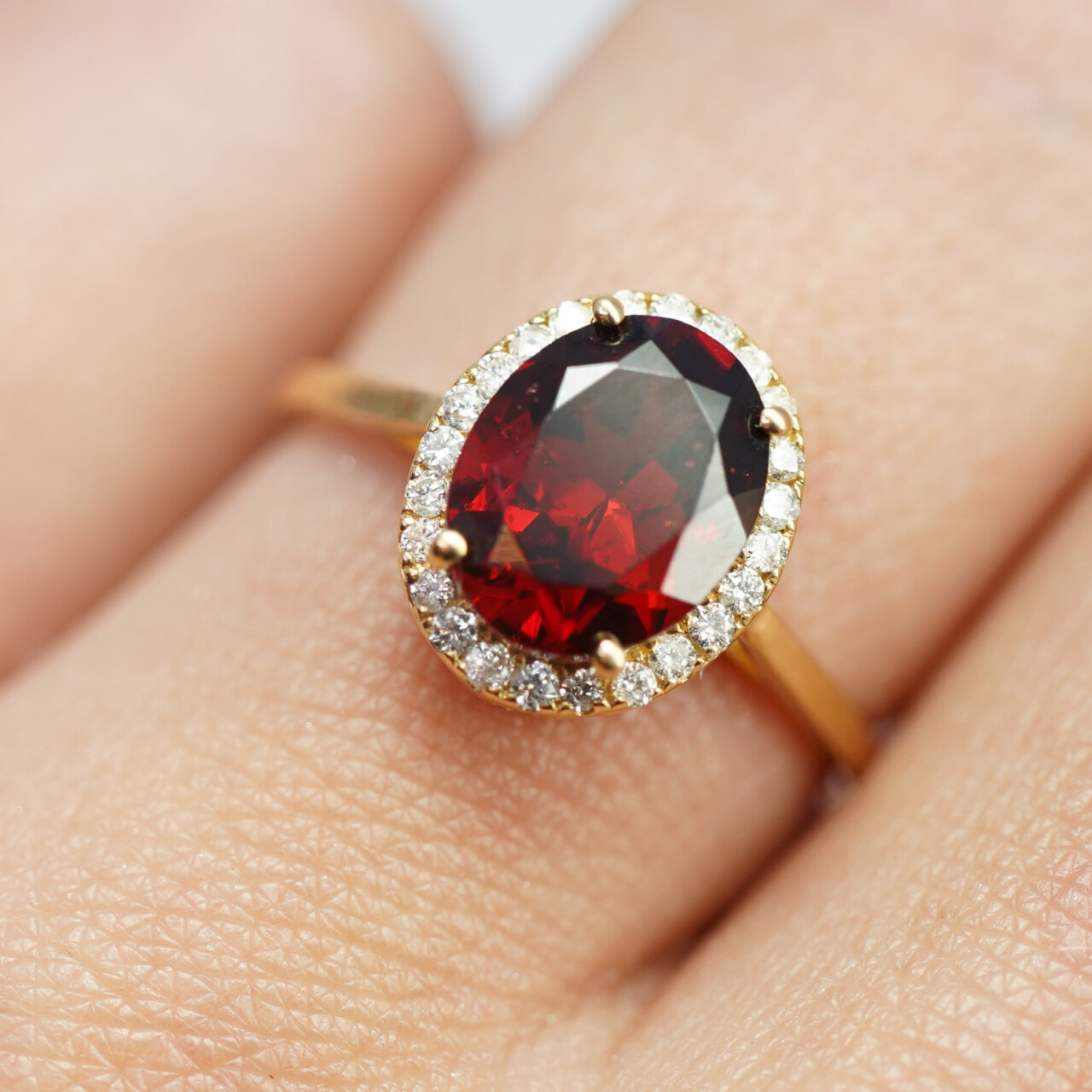 18ct Yellow Gold 2.10ct Oval Garnet & Diamond Halo Ring Size L 1/2 #57589 18ct Yellow Gold 2.10ct Oval Garnet & Diamond Halo Ring Size L 1/2 #57589 - Image 2