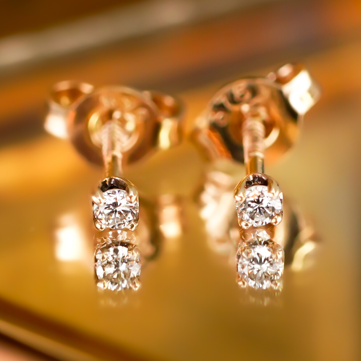 9ct Yellow Gold Small Diamond Screw Back Stud Earrings #1193-29 9ct Yellow Gold Small Diamond Screw Back Stud Earrings #1193-29 - Image 2