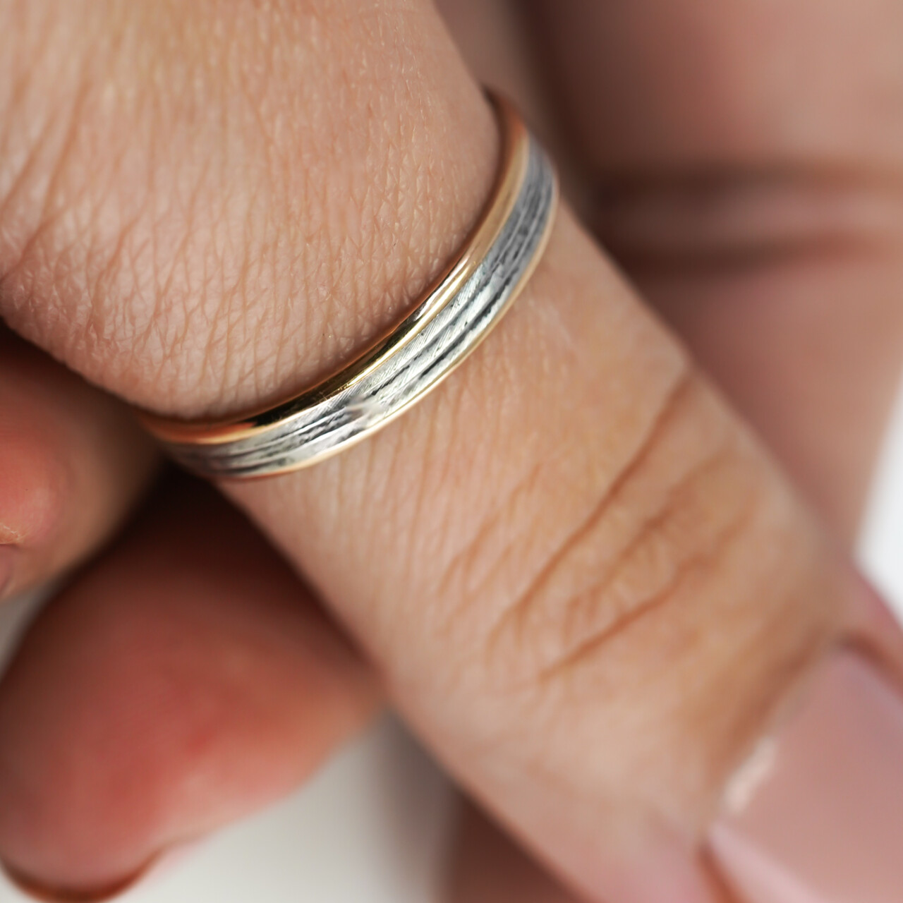 18ct Yellow Gold & Platinum Brushed Wedding Ring Band Size S #66413 18ct Yellow Gold & Platinum Brushed Wedding Ring Band Size S #66413 - Image 3