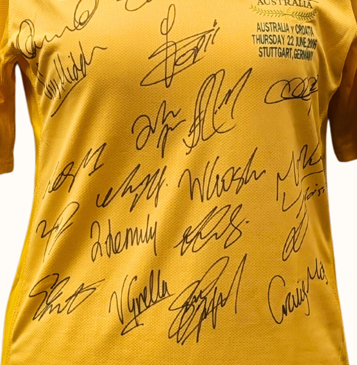 Australia v Croatia 2006 World Cup Jersey – Signed by Socceroos Squad #67109 Australia v Croatia 2006 World Cup Jersey – Signed by Socceroos Squad #67109 - Image 3