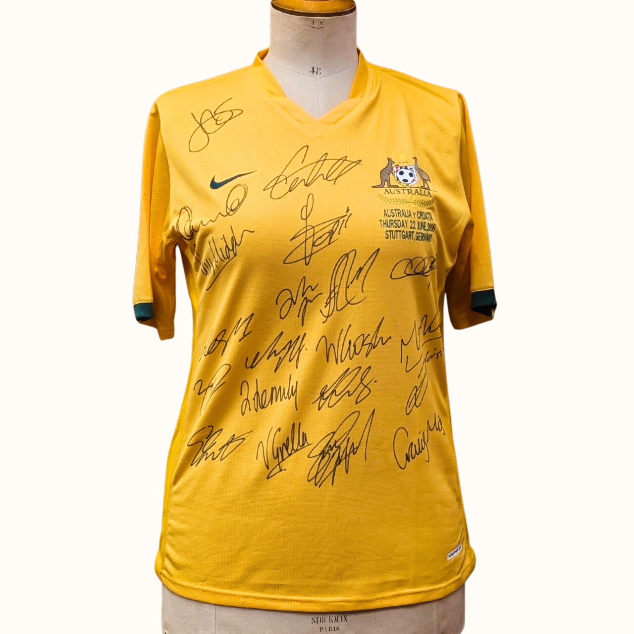 Australia v Croatia 2006 World Cup Jersey – Signed by Socceroos Squad #67109 Australia v Croatia 2006 World Cup Jersey – Signed by Socceroos Squad #67109 - Image 2