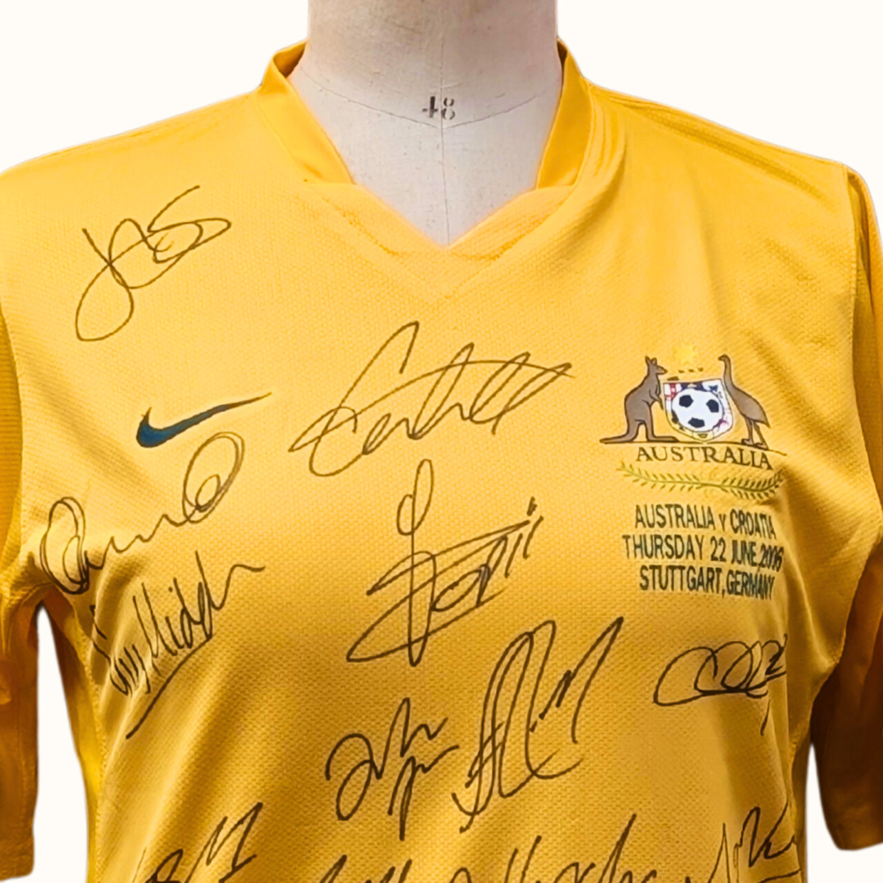 Australia v Croatia 2006 World Cup Jersey – Signed by Socceroos Squad #67109 Australia v Croatia 2006 World Cup Jersey – Signed by Socceroos Squad #67109 - Image 4