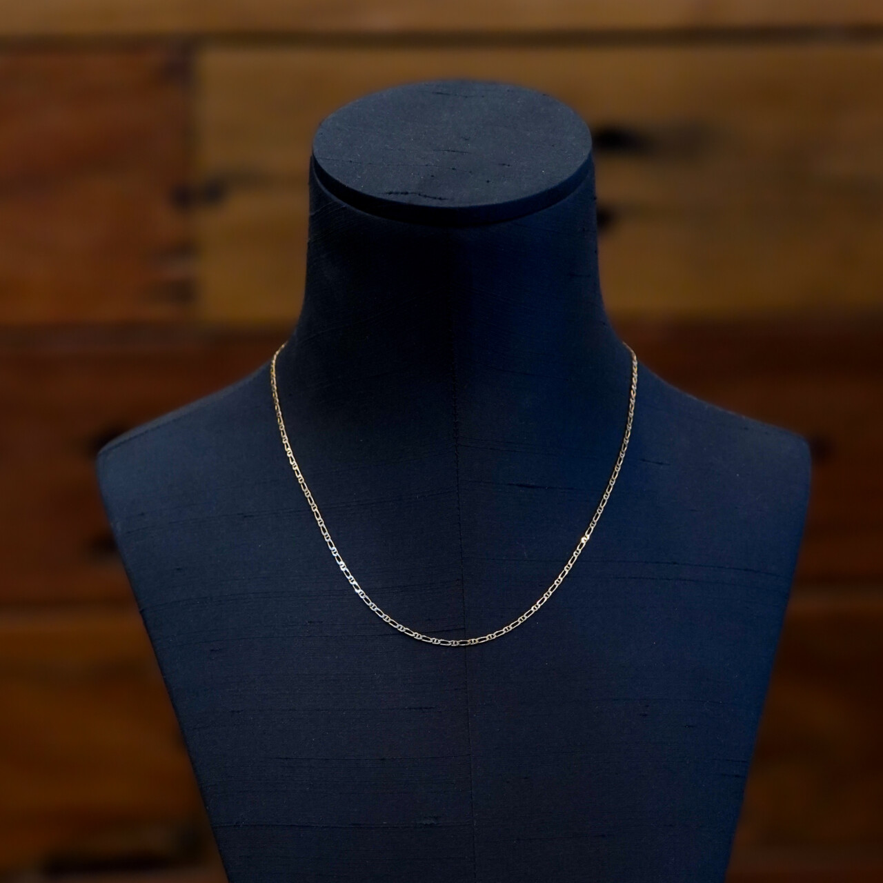 9ct Yellow Gold Anchor Figaro Link Chain Necklace 45cm #67117 9ct Yellow Gold Anchor Figaro Link Chain Necklace 45cm #67117 - Image 2