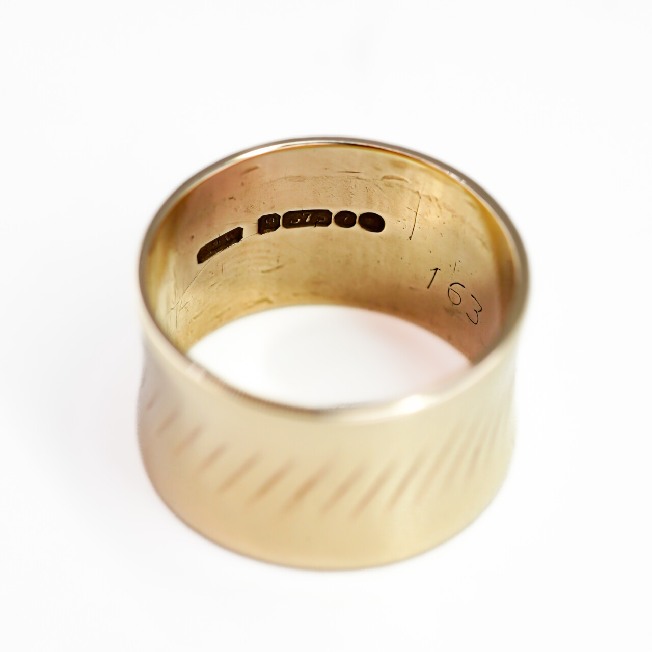 Vintage 9ct Yellow Gold Wide Band Ring – London c.1966 – Size O #66835 Vintage 9ct Yellow Gold Wide Band Ring – London c.1966 – Size O #66835 - Image 4