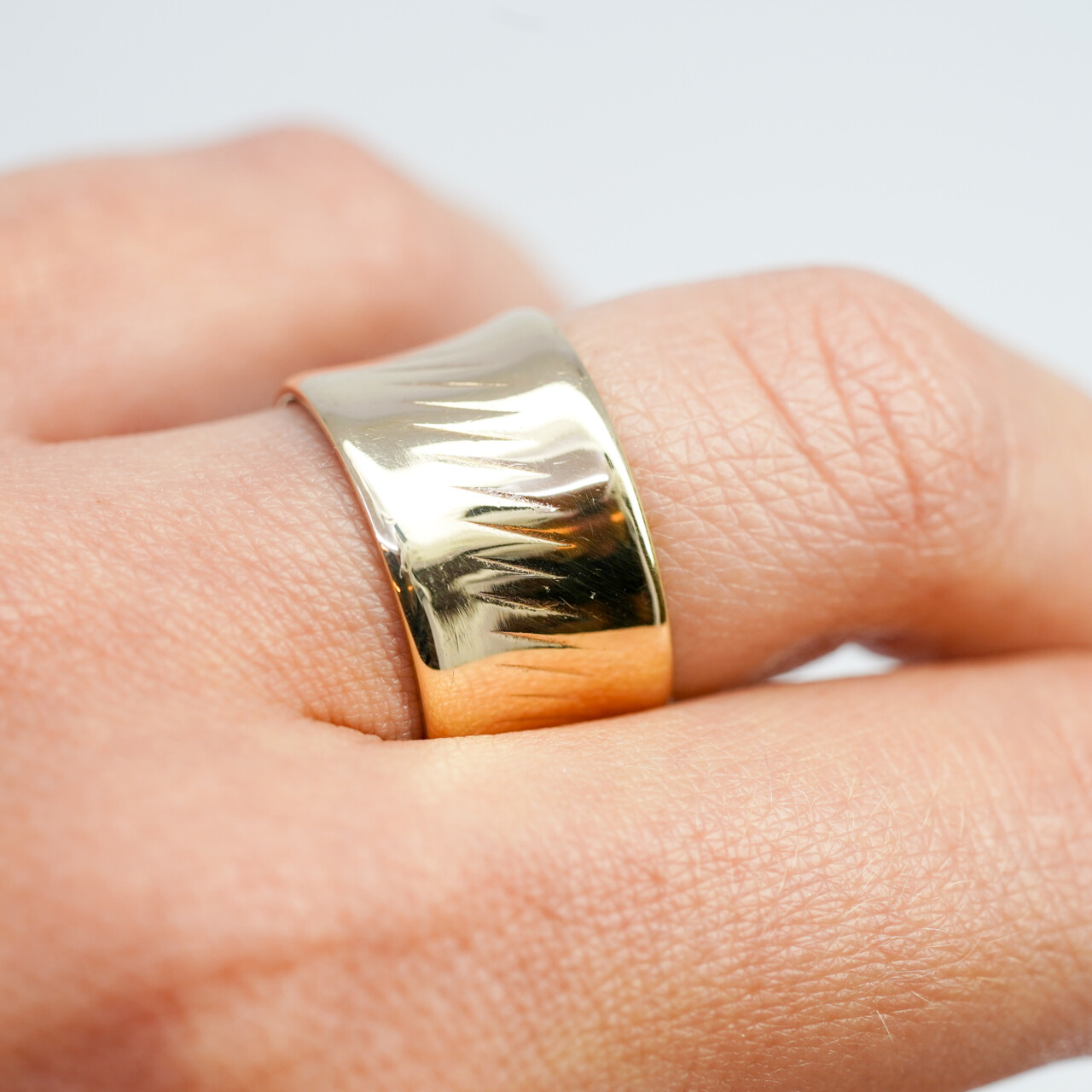 Vintage 9ct Yellow Gold Wide Band Ring – London c.1966 – Size O #66835 Vintage 9ct Yellow Gold Wide Band Ring – London c.1966 – Size O #66835 - Image 2
