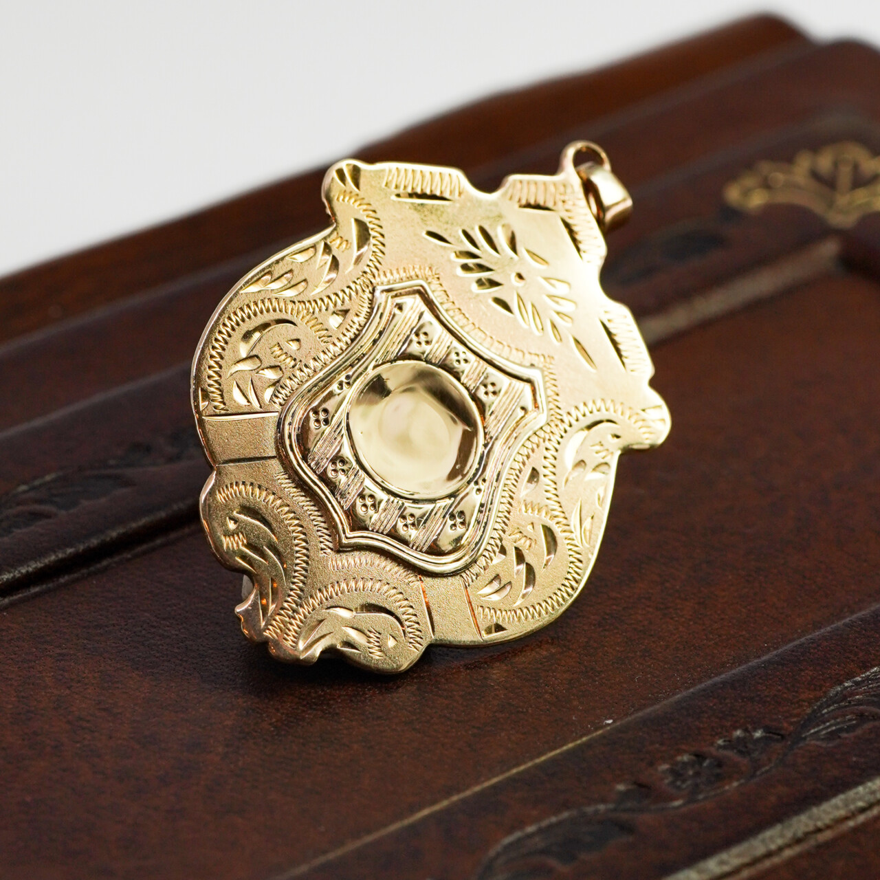 Vintage 9ct Yellow Gold Shield Pendant #66312 Vintage 9ct Yellow Gold Shield Pendant #66312 - Image 2