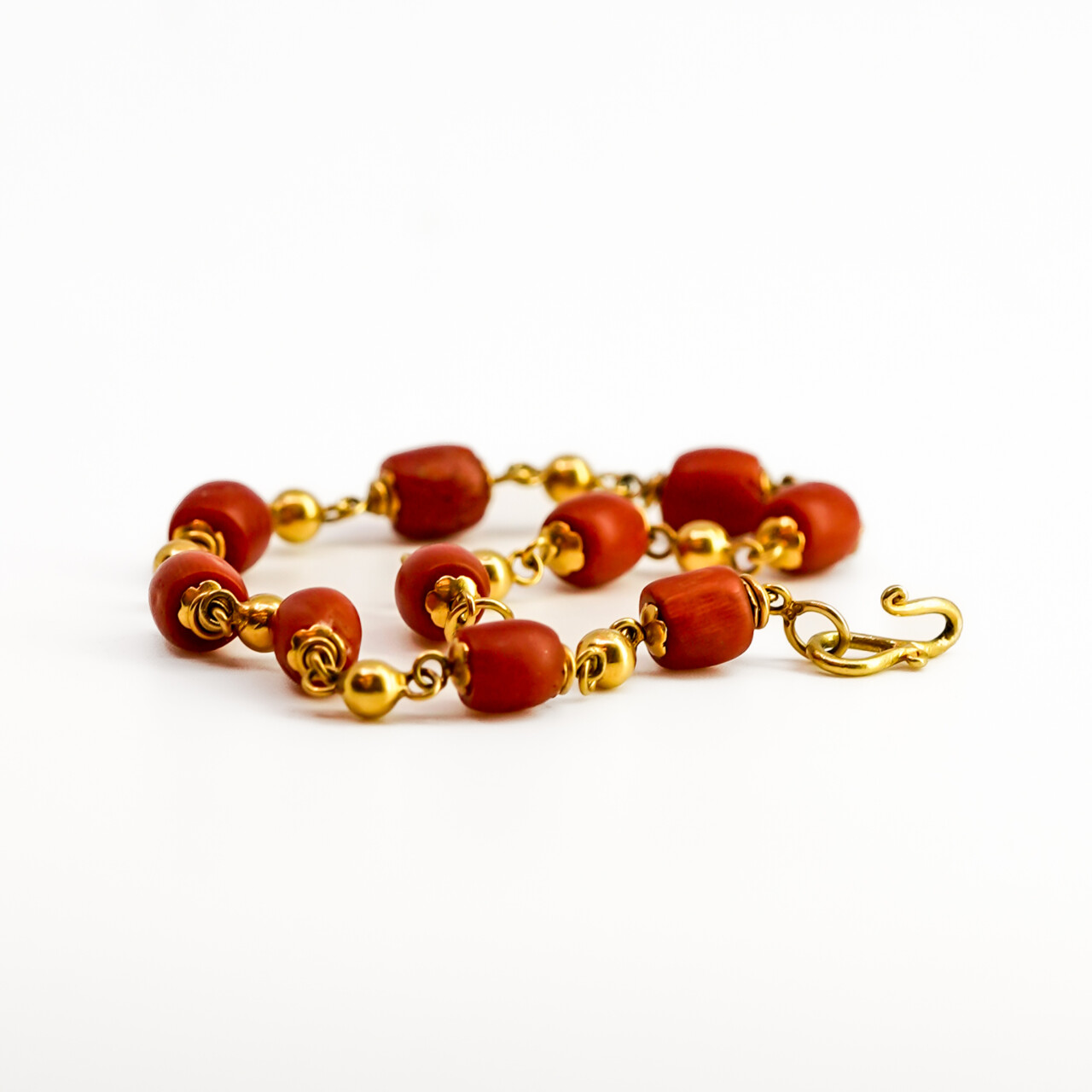 22ct Yellow Gold & Red Coral Bead Bracelet – 17cm #A809678 22ct Yellow Gold & Red Coral Bead Bracelet – 17cm #A809678