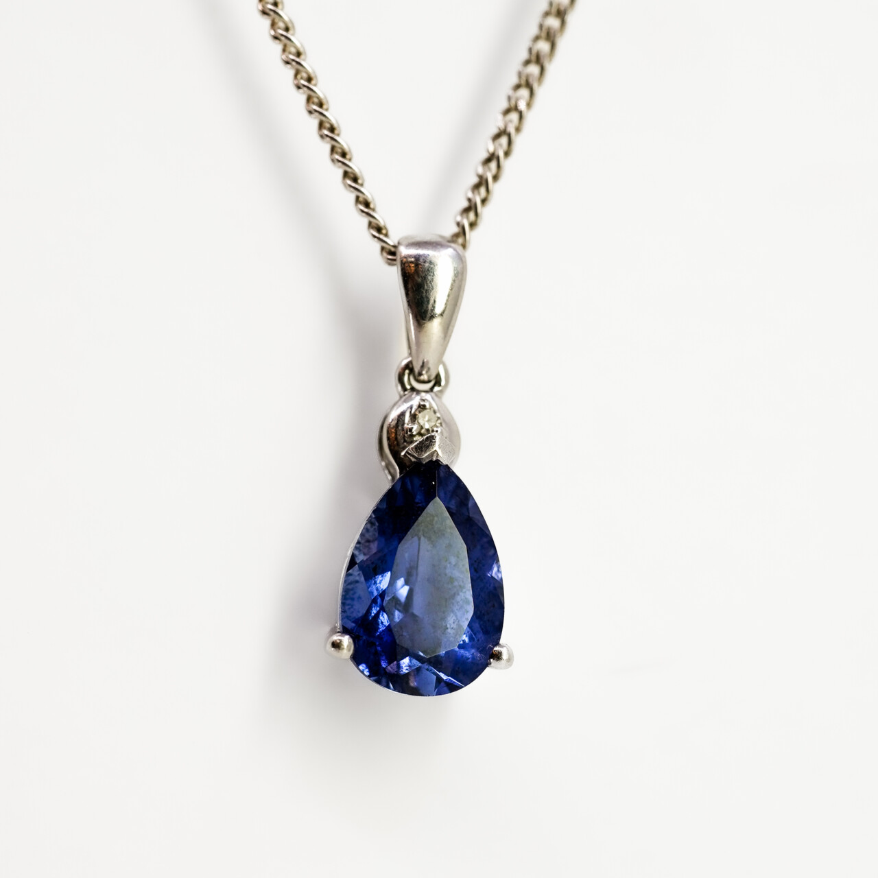9ct White Gold Sapphire & Diamond Pendant on Sterling Silver Chain #66792 9ct White Gold Sapphire & Diamond Pendant on Sterling Silver Chain #66792 - Image 3