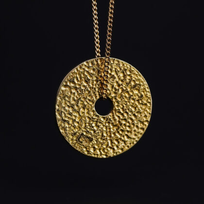 18ct Yellow Gold Round Disc Pendant – 20mm – Hammered Finish