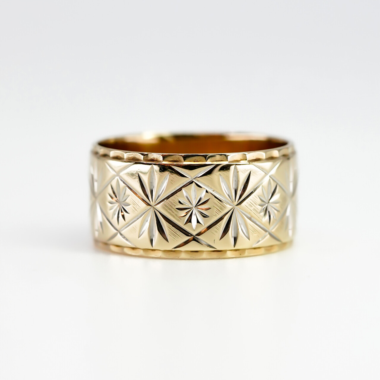 Vintage 9ct Yellow Gold Wide Starburst Pattern Band – Size L #66665 Vintage 9ct Yellow Gold Wide Starburst Pattern Band