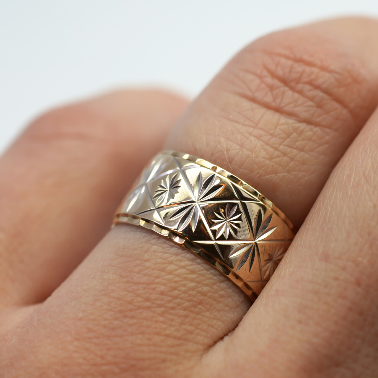 Vintage 9ct Yellow Gold Wide Starburst Pattern Band – Size L #66665 Vintage 9ct Yellow Gold Wide Starburst Pattern Band – Size L #66665 - Image 2