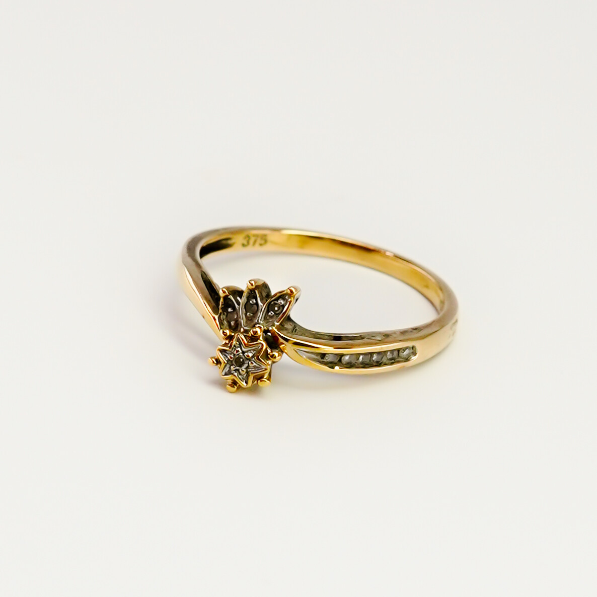 9ct Yellow Gold Diamond Cluster Ring – Size N½ #67242 9ct Yellow Gold Diamond Cluster Ring – Size N½ #67242