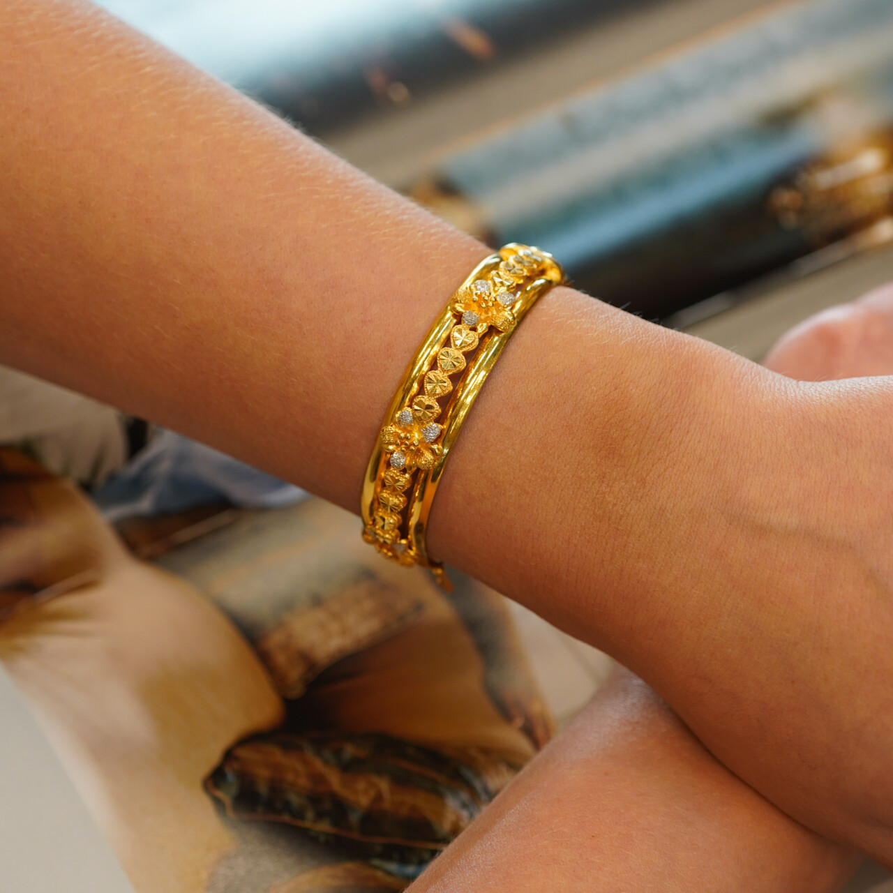 22ct Yellow Gold Three Tone Flower Hinged Bangle 57mm Diameter #67858 22ct Yellow Gold Three Tone Flower Hinged Bangle 57mm Diameter #67858 - Image 2