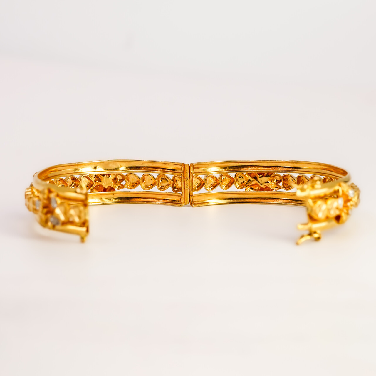 22ct Yellow Gold Three Tone Flower Hinged Bangle 57mm Diameter #67858 22ct Yellow Gold Three Tone Flower Hinged Bangle 57mm Diameter #67858 - Image 10