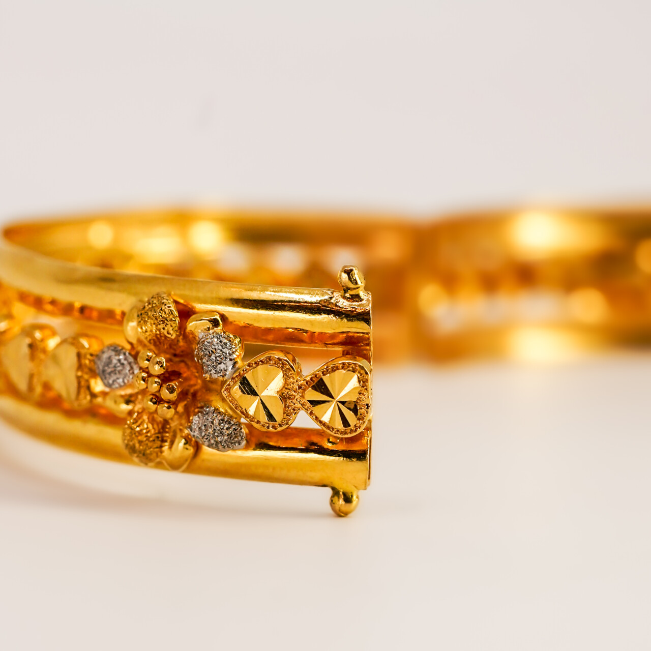 22ct Yellow Gold Three Tone Flower Hinged Bangle 57mm Diameter #67858 22ct Yellow Gold Three Tone Flower Hinged Bangle 57mm Diameter #67858 - Image 9