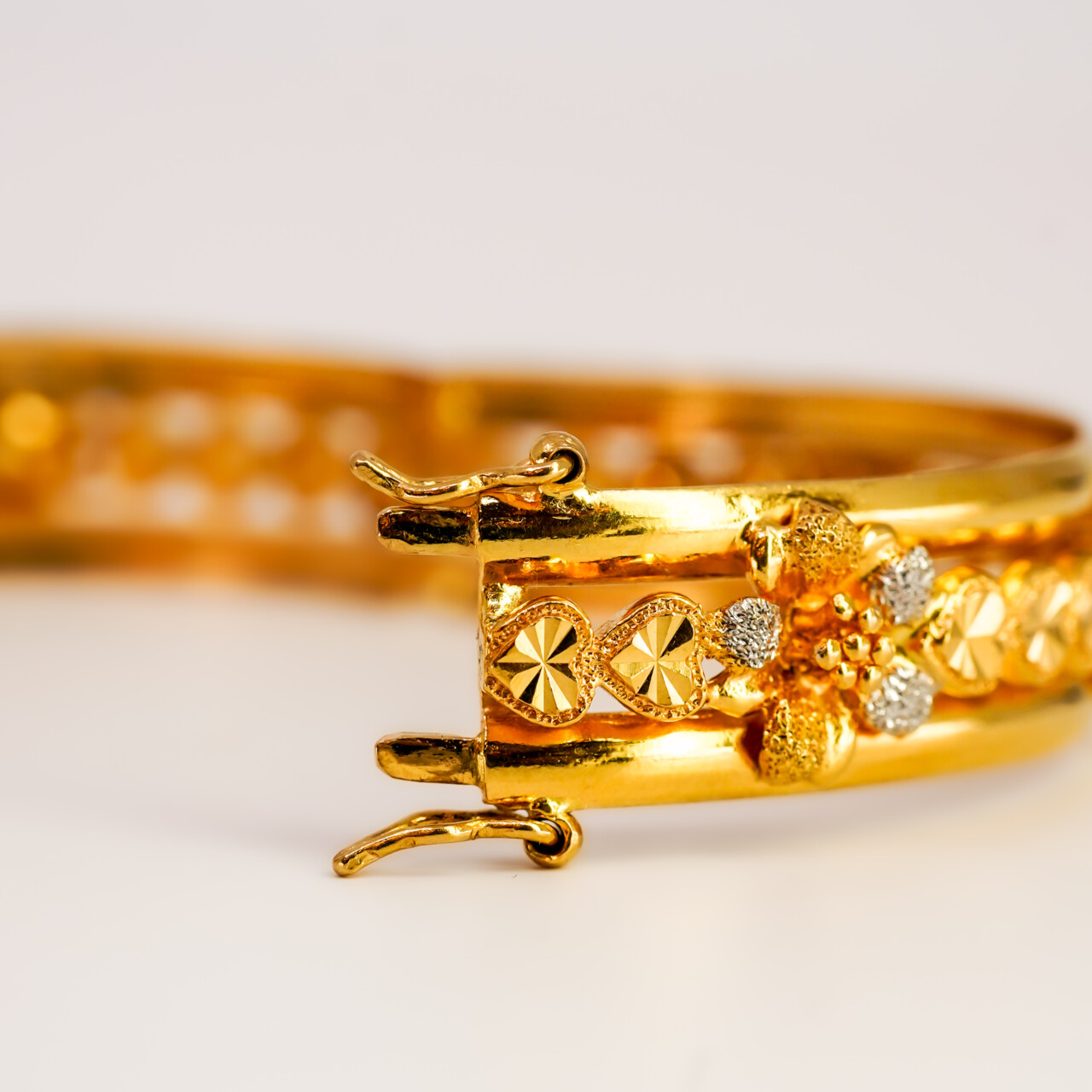 22ct Yellow Gold Three Tone Flower Hinged Bangle 57mm Diameter #67858 22ct Yellow Gold Three Tone Flower Hinged Bangle 57mm Diameter #67858 - Image 8