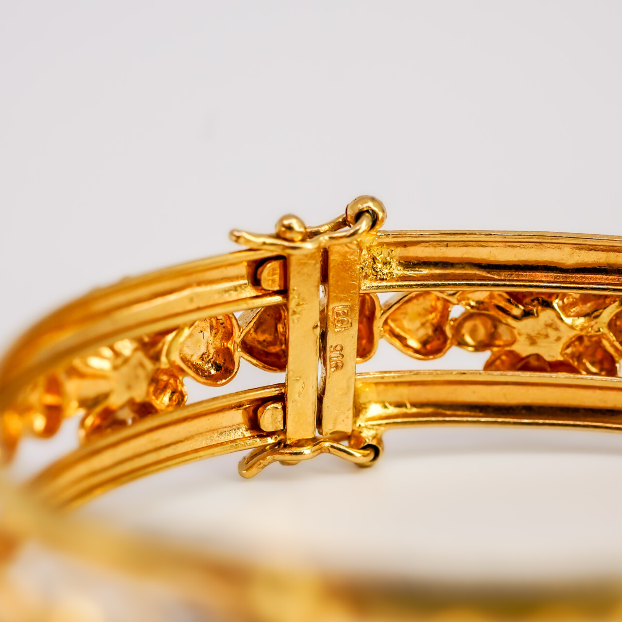 22ct Yellow Gold Three Tone Flower Hinged Bangle 57mm Diameter #67858 22ct Yellow Gold Three Tone Flower Hinged Bangle 57mm Diameter #67858 - Image 7