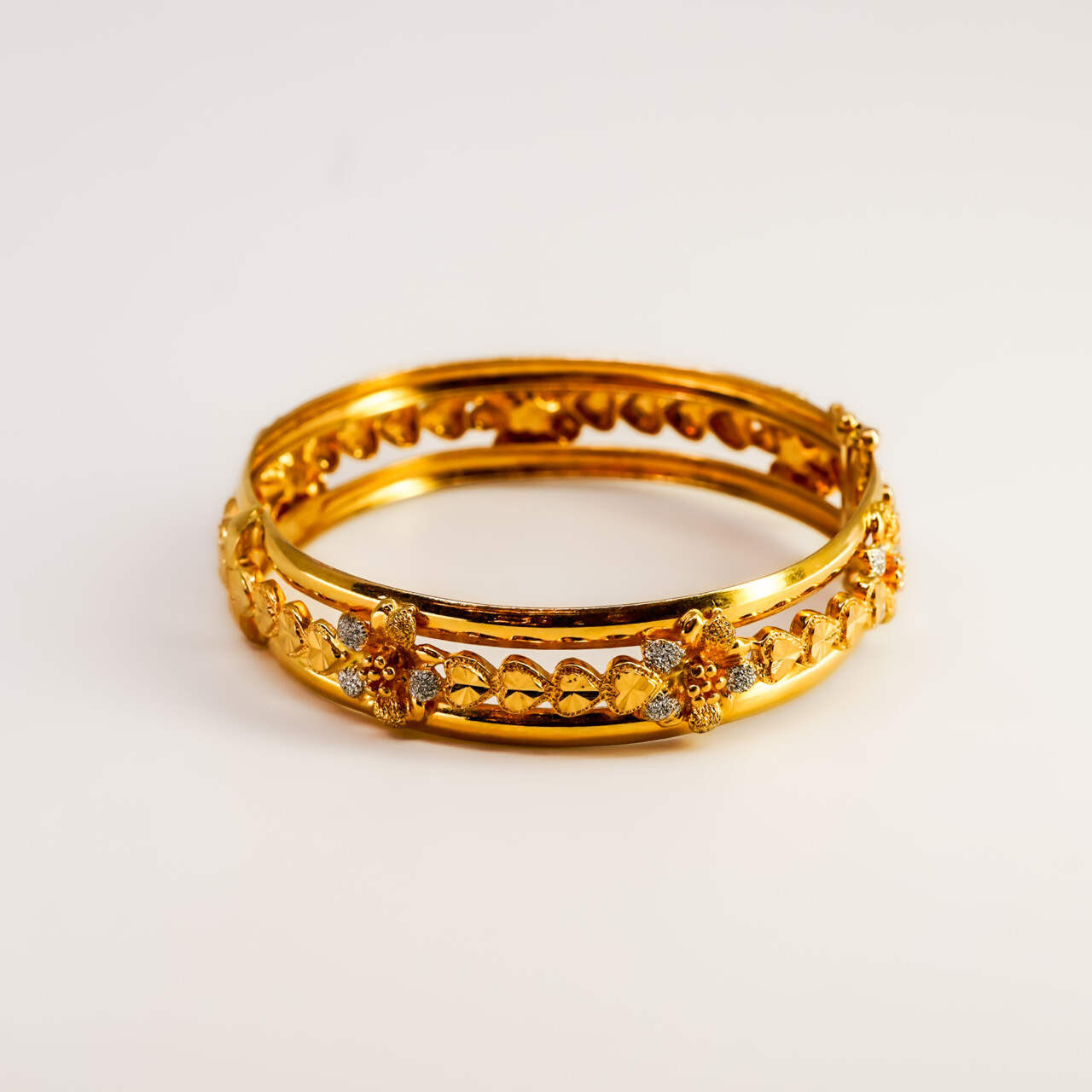 22ct Yellow Gold Three Tone Flower Hinged Bangle 57mm Diameter #67858 22ct Yellow Gold Three Tone Flower Hinged Bangle 57mm Diameter #67858 - Image 6