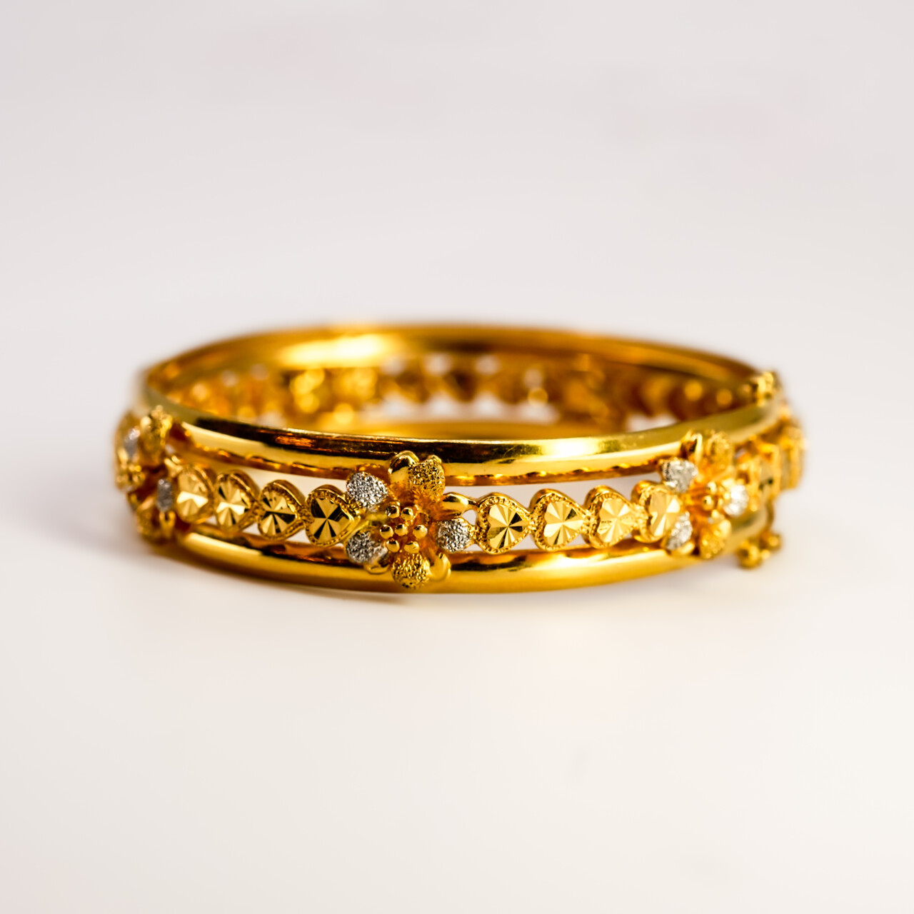 22ct Yellow Gold Three Tone Flower Hinged Bangle 57mm Diameter #67858 22ct Yellow Gold Three Tone Flower Hinged Bangle 57mm Diameter #67858 - Image 4