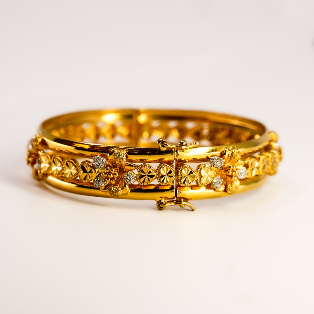 22ct Yellow Gold Three Tone Flower Hinged Bangle 57mm Diameter #67858 22ct Yellow Gold Three Tone Flower Hinged Bangle 57mm Diameter #67858 - Image 11