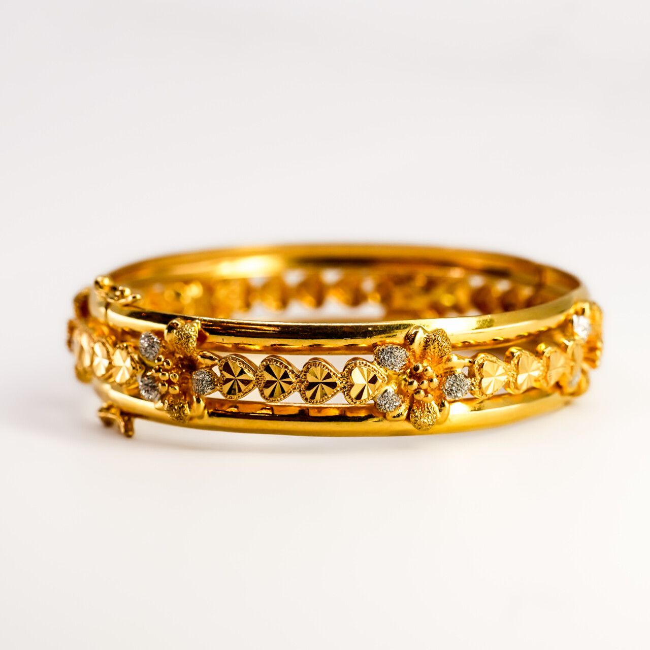 22ct Yellow Gold Three Tone Flower Hinged Bangle 57mm Diameter #67858 22ct Yellow Gold Three Tone Flower Hinged Bangle 57mm Diameter #67858 - Image 3