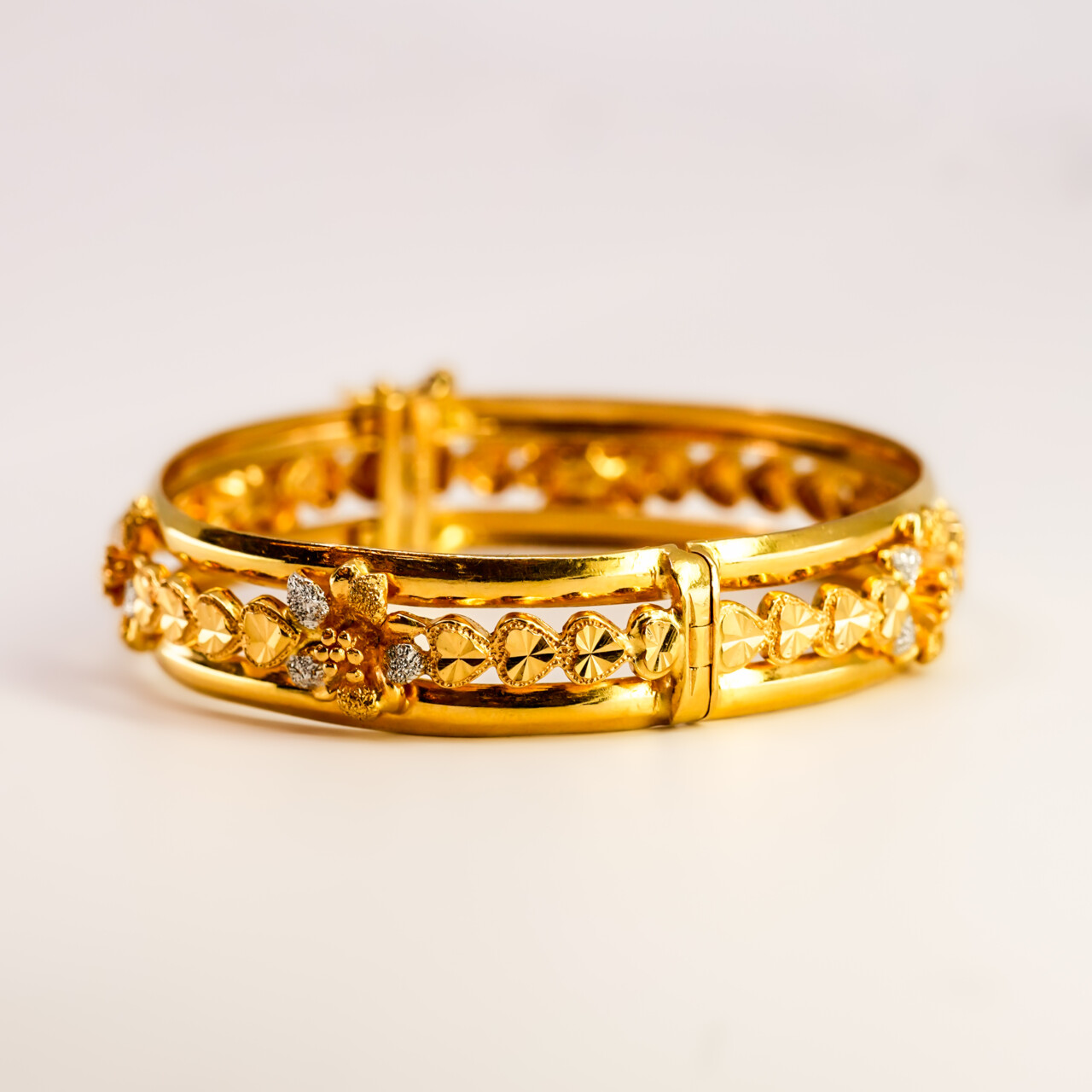 22ct Yellow Gold Three Tone Flower Hinged Bangle 57mm Diameter #67858 22ct Yellow Gold Three Tone Flower Hinged Bangle 57mm Diameter #67858 - Image 5