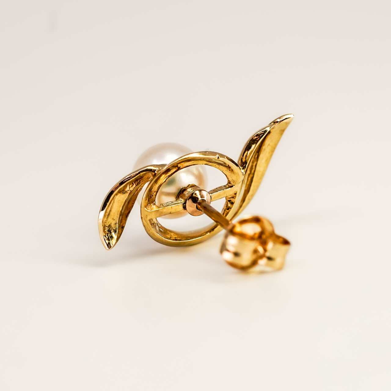 14ct Yellow Gold Pearl Stud Earrings – 6.2mm Pearls - Flowing Design #67779 14ct Yellow Gold Pearl Stud Earrings – 6.2mm Pearls - Flowing Design #67779 - Image 9