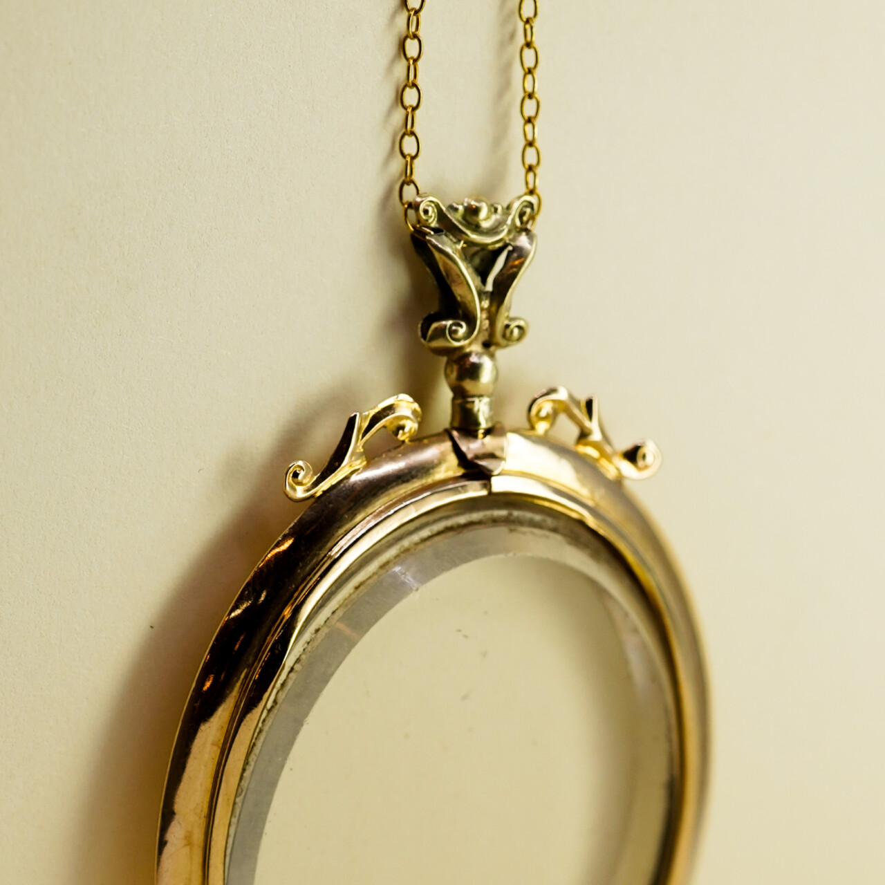 Vintage 9ct Yellow Gold Picture Frame Pendant – 48x40mm #67785 Vintage 9ct Yellow Gold Picture Frame Pendant – 48x40mm #67785 - Image 4