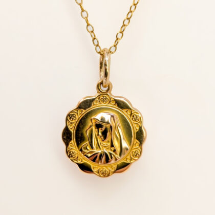 18ct Yellow Gold Virgin Mary Pendant - Scalloped Edge - 16.5mm #67760